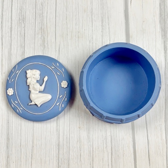 Vintage Other - VTG darling wedgwood jasperware trinket box